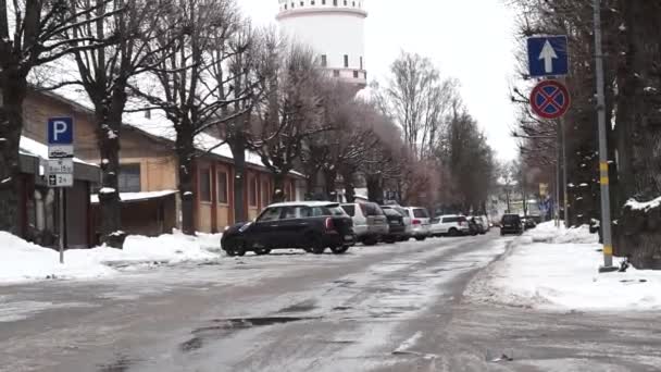 Cesis Λετονία Φεβρουαρίου 2024 Ένας Χιονισμένος Δρόμος Φυλλώδη Δέντρα Σταθμευμένα — Αρχείο Βίντεο