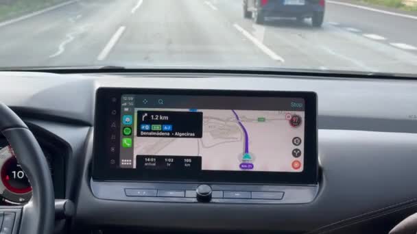 苏托格朗德 西班牙 2024年1月22日 一辆汽车的信息娱乐系统的特写 展示了带有路线和连接图标的Gps导航地图 — 图库视频影像