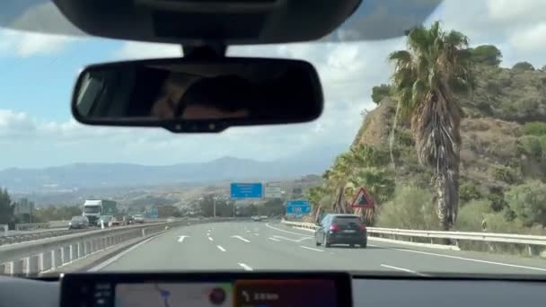 スペイン ソトグランデ 2024年1月22日 高速道路を示す車の中から眺める 来る交通 岩の顔 遠隔地の鏡と山 — ストック動画