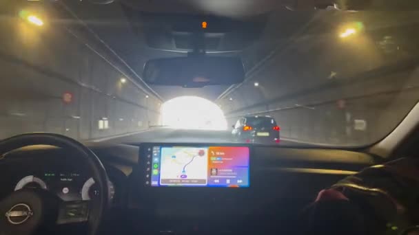 スペインのソトグランデ 2024年1月22日 トンネルを出て見えるデジタルダッシュボードディスプレイ — ストック動画