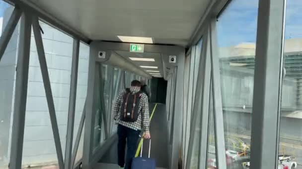 Sotogrande Spanien Januar 2024 Passagiere Gehen Über Eine Flughafen Düsenbrücke — Stockvideo