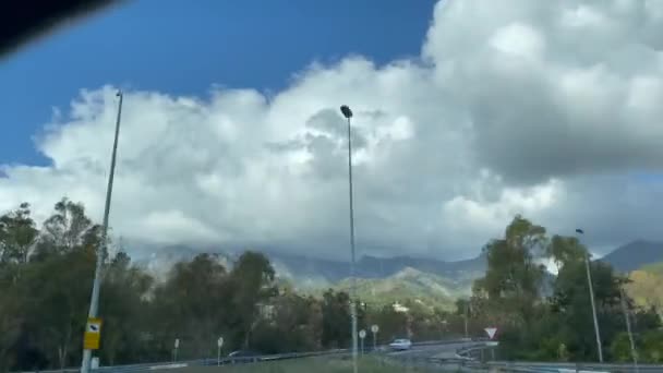 Sotogrande Spanya Ocak 2024 Mavi Gökyüzünde Kabarık Bulutlar Kayalık Kayalık — Stok video