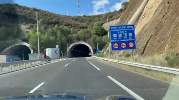 西班牙索托格朗德 2024年1月22日 一辆汽车驶向隧道入口 在一条环绕着绿树和蓝天的路上 — 图库视频影像