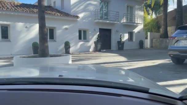 Sotogrande Spanien Januar 2024 Blick Aus Einem Auto Ein Wohnhaus — Stockvideo
