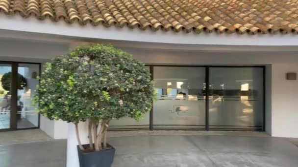 Sotogrande Spanyol Januari 2024 Seorang Pria Berjalan Menuju Sebuah Clubhouse — Stok Video