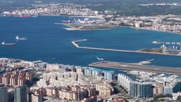 Gibraltar Anglia Stycznia 2024 Samolot Lądujący Pasie Startowym Nad Morzem — Wideo stockowe