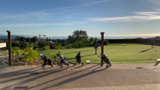 Sotogrande Spanya Ocak 2024 Golf Sahasında Oyuncuların Golf Çantalarının Olduğu — Stok video