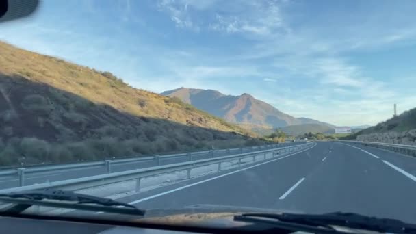 Sotogrande Hiszpania Stycznia 2024 Autostrada Wieloma Pasami Ruchu Wiejskim Otoczeniu — Wideo stockowe