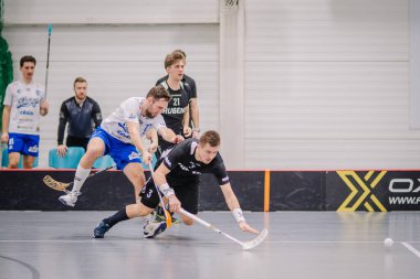 Valmiera, Letonya - 17 Şubat 2024 - Topun kontrolü için yarışan oyuncuların olduğu bir yerde gergin bir an