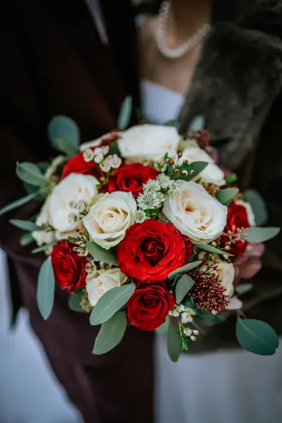 Riga Letland Januar 2024 Nærbillede Bryllupsbuket Med Røde Hvide Roser - Stock-foto