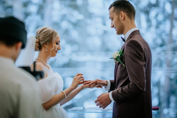 Ρίγα Λετονία Ιανουαρίου 2024 Μια Νύφη Και Γαμπρός Ανταλλάσσουν Δαχτυλίδια — Φωτογραφία Αρχείου