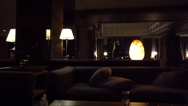 Agadir Marokko Februar 2024 Schummriges Hotelzimmer Mit Sofas Tischlampen Und — Stockvideo