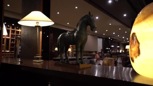 Agadir Marocko Februari 2024 Skulptur Häst Visas Hotellobby Med Varm — Stockvideo