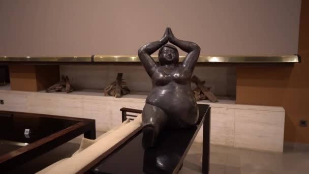Agadir Morocco February 2024 Sculpture Seated Figure Yoga Pose Displayed — Stock Video