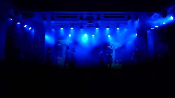 アガディール モロッコ 2024年2月25日 青色の照明と煙の効果でステージパフォーマンスを見ている観客 — ストック動画