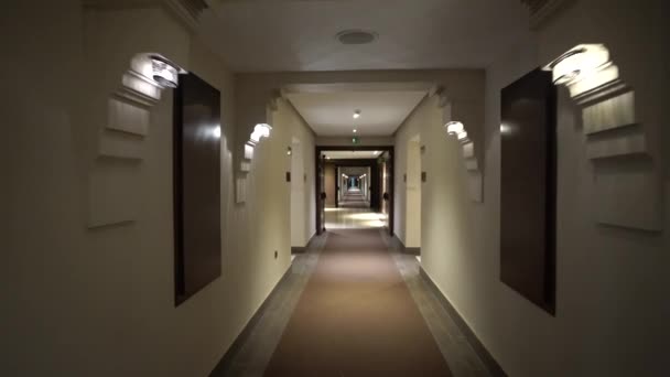 摩洛哥阿加德德 2024年2月25日 一个有房门 出口标志 天花板灯和图案地板的酒店走廊 — 图库视频影像