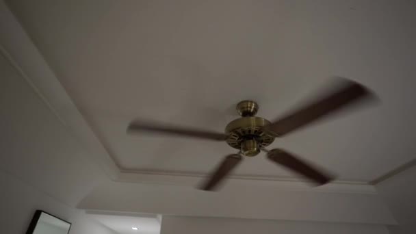 アガディール モロッコ 2024年2月25日 茶色の刃を持つ天井ファンが白い天井の下で動いている — ストック動画