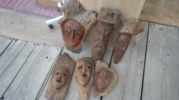 アガディール モロッコ 2024年2月25日 さまざまな表情の木製デッキに置かれた木製のマスク — ストック動画