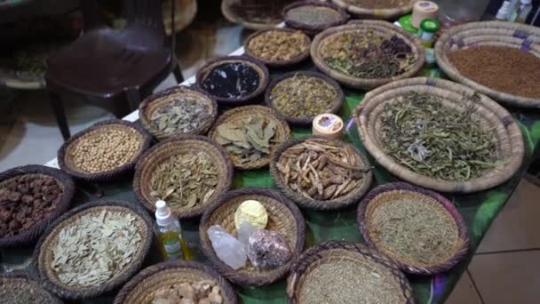Agadir Maroc Février 2024 Assortiment Herbes Épices Séchées Dans Des — Video