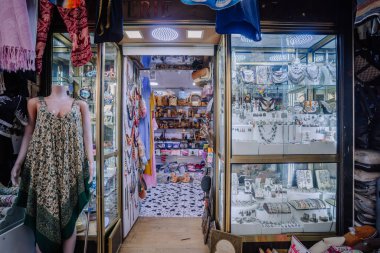 Agadir, Fas - 25 Şubat 2024 - Mücevher, elbise ve çeşitli aksesuarlar sergilenen butik girişi