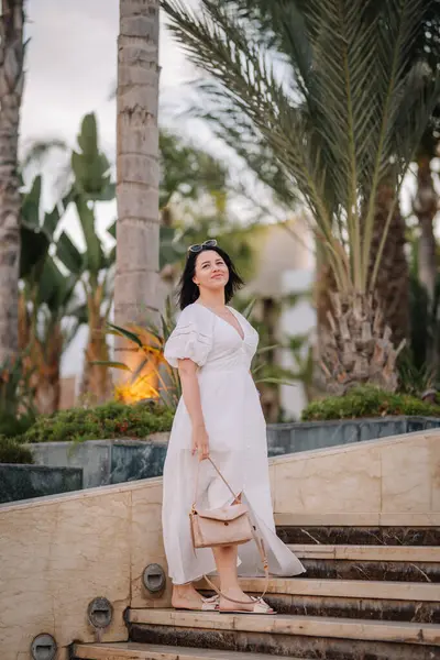 Агадир Марокко Февраля 2024 Года Женщина Белом Платье Солнечных Очках — стоковое фото