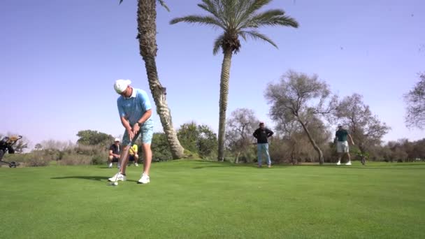 Agadir Marokko Februar 2024 Drei Golfer Auf Dem Grün Einer — Stockvideo