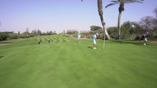 Agadir Maroko Února 2024 Golfista Modré Získávání Míč Díry Orla — Stock video