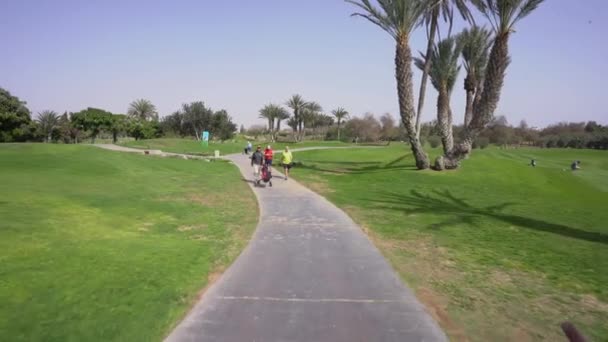 Agadir Marruecos Febrero 2024 Tres Hombres Están Caminando Campo Golf — Vídeos de Stock