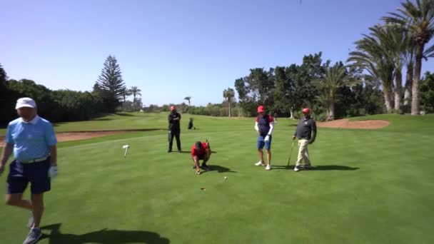 Agadir Μαρόκο Φεβρουαρίου 2024 Golfers Ένα Πράσινο Ένα Ετοιμάζεται Putt — Αρχείο Βίντεο