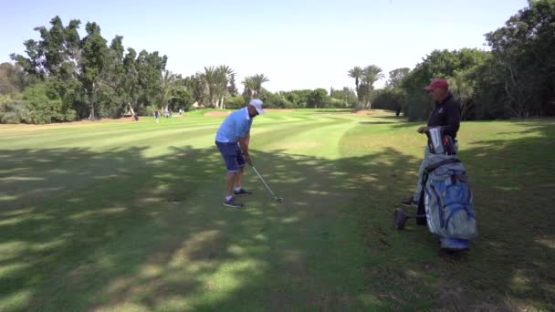 Agadir Marokkó Február 2024 Golfer Golftáskával Kosárban Egy Másik Személy — Stock videók