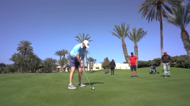 Agadir Maroko Února 2024 Golfista Modré Pruhované Košili Klade Golfový — Stock video