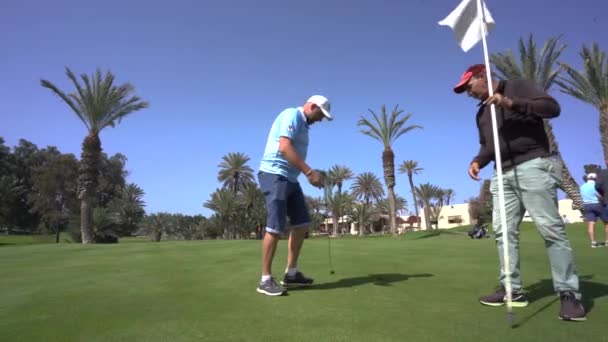 Agadir Marruecos Febrero 2024 Golfista Rayas Azules Pie Junto Carrito — Vídeos de Stock
