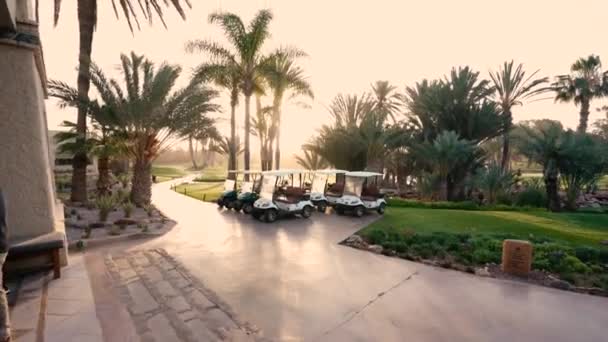 Agadir Fas Şubat 2024 Güneşin Doğuşunda Batışında Golf Arabaları Planda — Stok video