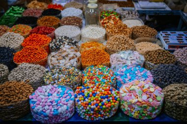 Agadir, Fas - 29 Şubat 2024 - Piyasa ortamında çeşitli şeker ve fıstıkların renkli bir gösterisi.