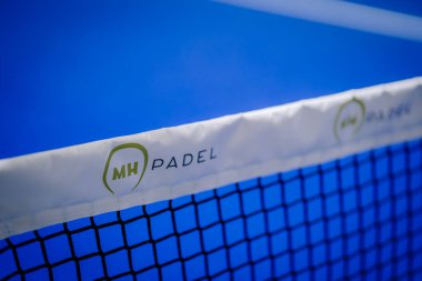 Riga, Letonya - 3 Mart 2024 - Beyaz bandında MH PADEL logosu olan bir padel ağa yakın plan.