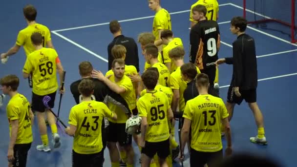 Valmiera Letônia Março 2024 Grupo Atletas Camisas Amarelas Está Reunido — Vídeo de Stock