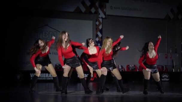 2024年3月10日 ラトビアのヴィラエラで 赤いトップスと黒いスカートのダンサーがステージでダンスルーチンを演じている — ストック動画