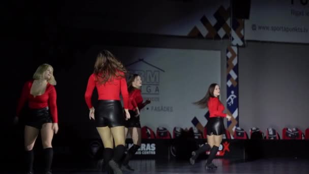Valmiera Letonya Mart 2024 Kırmızı Bluz Siyah Etekli Dansçılar Sahnede — Stok video