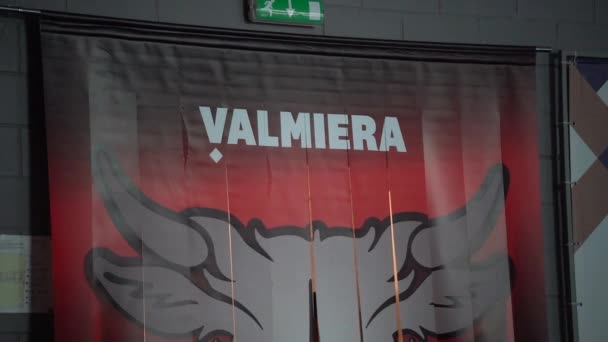 2024年3月10日 ラトビア ヴァルミエラ ヴァルミエラ という言葉のバナーと赤と灰色の色合いの雄牛のイメージ — ストック動画