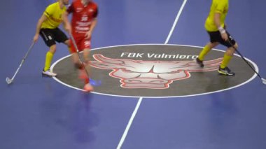 Valmiera, Letonya - 10 Mart 2024 - Spor sahasında, FBK Valmiera logosu merkez dairede belirgin bir şekilde sergilenmektedir..