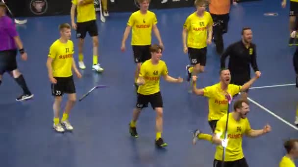 Valmiera Letônia Março 2024 Grupo Jogadores Floorball Exuberantes Camisas Amarelas — Vídeo de Stock
