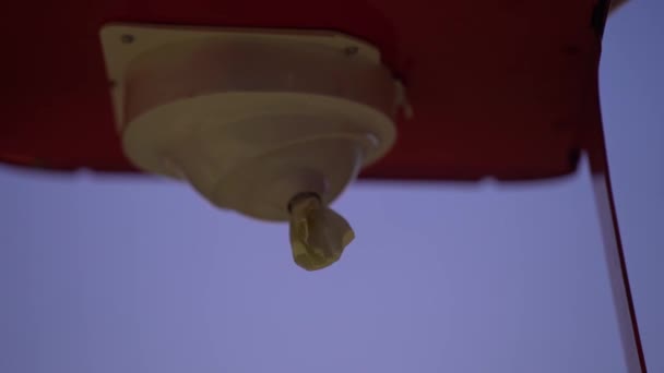 Ein Papierhandtuchspender Ist Unter Einem Roten Baldachin Montiert Ein Stück — Stockvideo