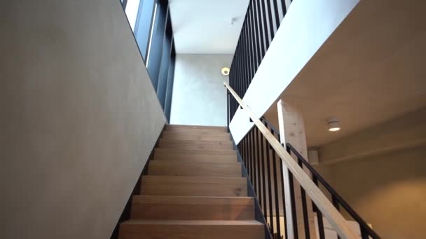 Hombre Pie Sobre Una Escalera Madera Con Barandillas Verticales Negras — Vídeos de Stock
