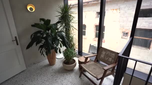 Innenbalkonblick Mit Terrazzo Fußboden Holzstuhl Zimmerpflanzen Terrakottatöpfen Weißer Tür Moderner — Stockvideo