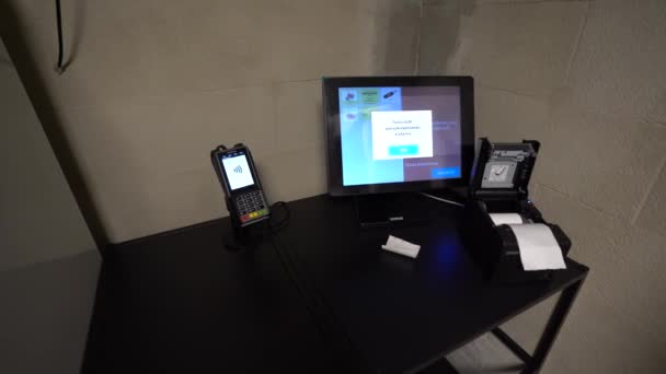 拉脱维亚塞西斯 2024年2月14日 一张黑色桌子上的销售点系统 其特点是一个卡片支付终端 一个显示用户界面的触摸屏监视器 — 图库视频影像