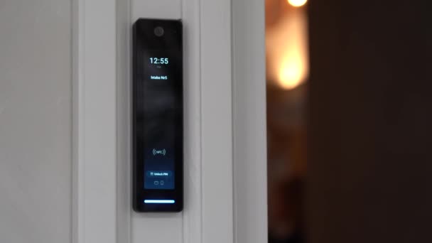 拉脱维亚塞西 2024年2月14日 一个带有触摸屏显示时间和房间号码的数字门锁 暗示了现代安全 — 图库视频影像