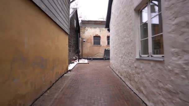Cesis Lettonie Février 2024 Montre Une Ruelle Étroite Avec Trottoir — Video