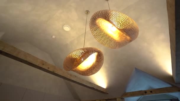 Два Уникальных Плетеных Кулон Огни Свисают Потолка Литье Теплое Свечение — стоковое видео