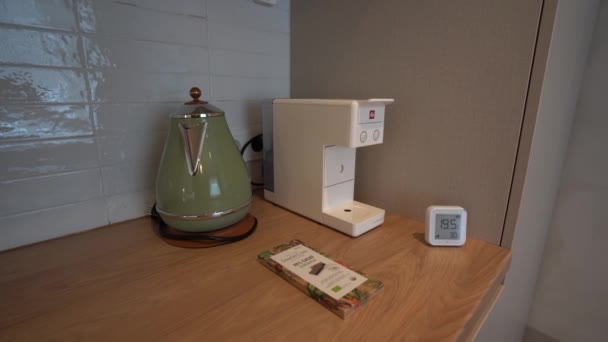 拉脱维亚塞西 2024年2月14日 一个带有老式绿色水壶 浓缩咖啡机 显示温度和湿度的数字温度计以及一包饼干的厨房柜台 — 图库视频影像