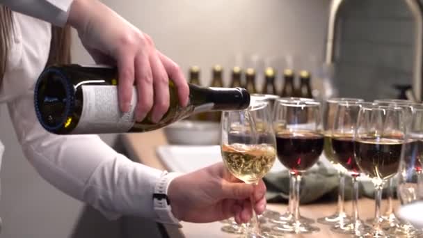 Цесис Латвия Февраля 2024 Года Человек Наливает Белое Вино Бокал — стоковое видео